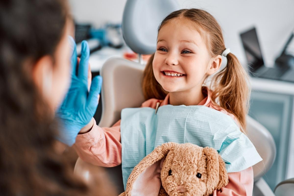 Cute kid hifi with dentist